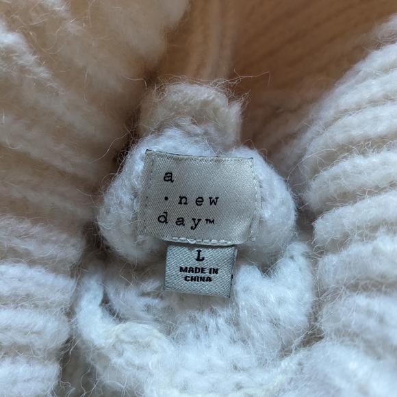 Cream colored fuzzy sweater - Picture 2 of 2